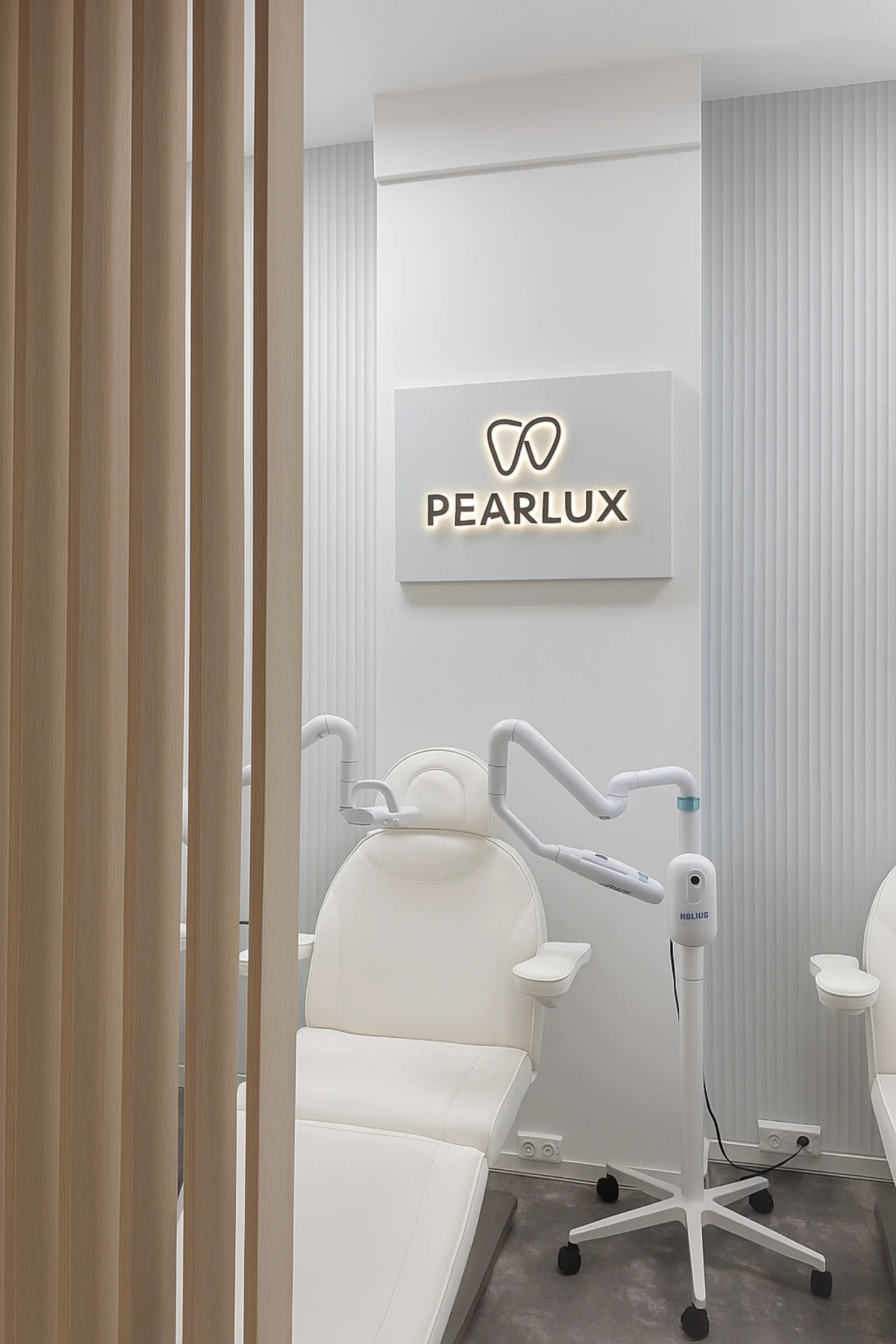 Pearlux-Logo im Behandlungsraum Berlin